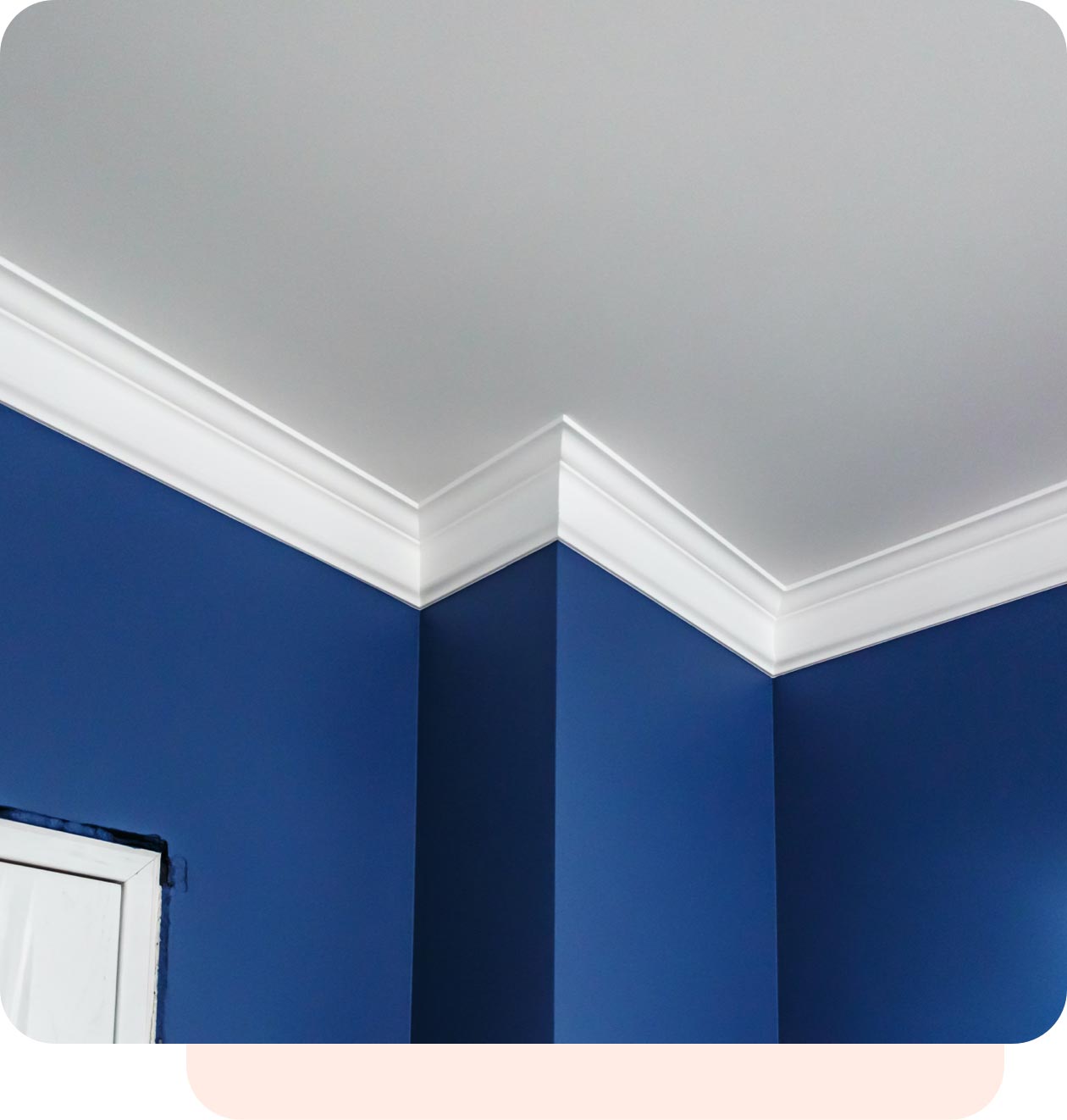 Weiße Deckenleiste in Kombination mit blauer Wand | B+M HolzWelt in Appenweier