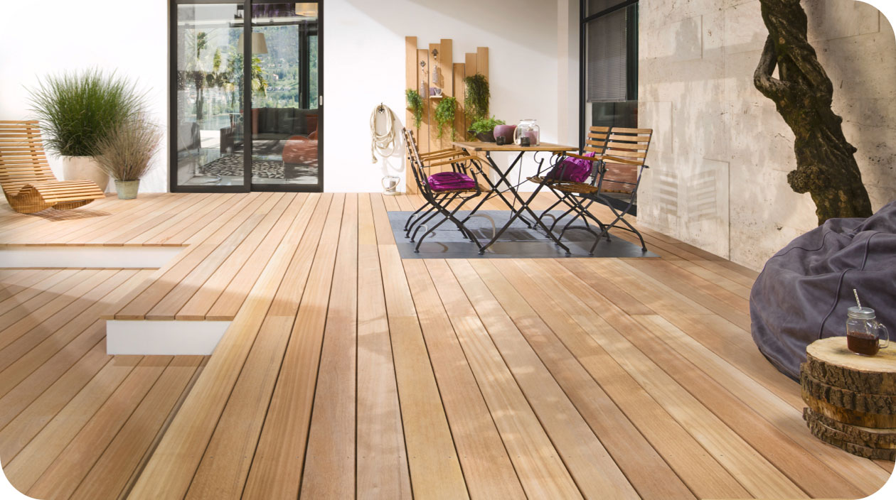 Terrasse aus Holz mit Möbeln und Deko | B+M HolzWelt in Appenweier