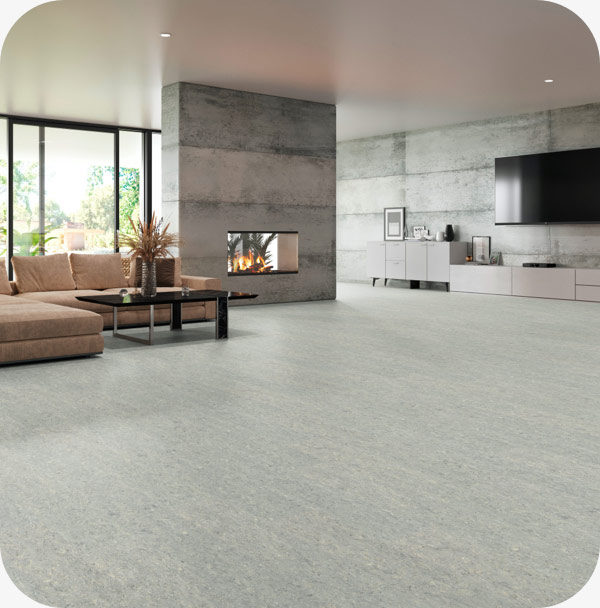 Grauer Fußboden in großem Wohnzimmer | B+M HolzWelt in Appenweier