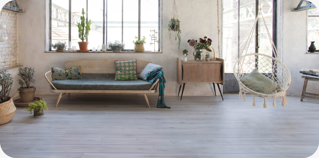 Grauer Fußboden im Wohnraum | B+M HolzWelt in Appenweier