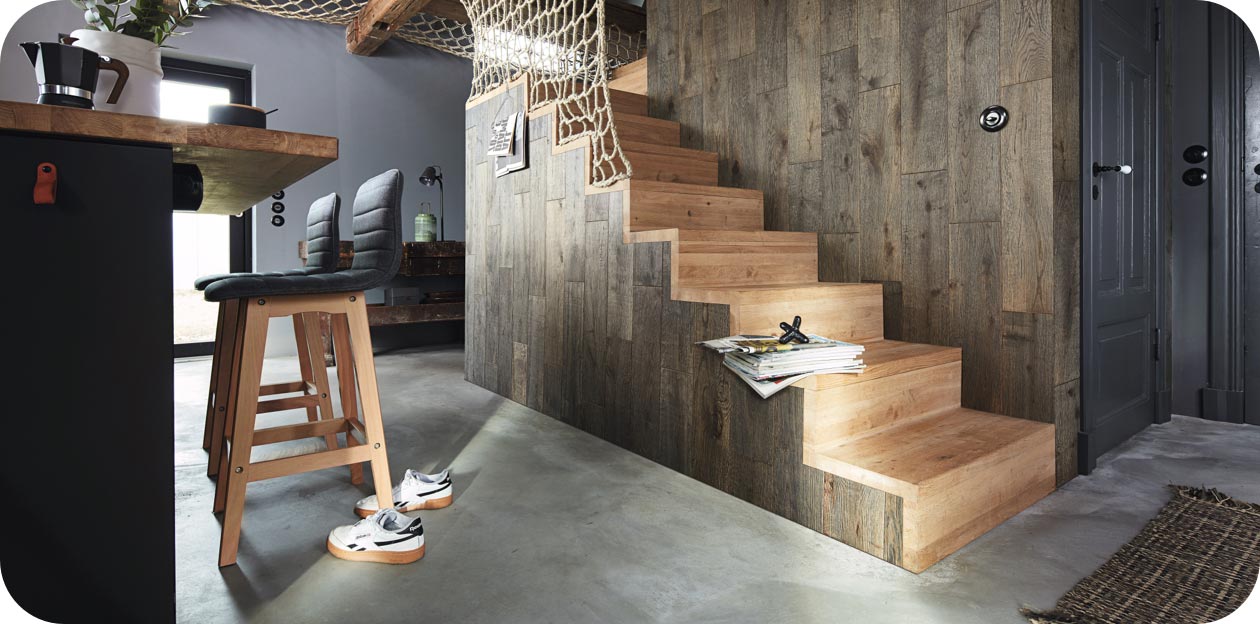 Panneaux muraux en bois dans la montée d’escalier | B+M HolzWelt à Appenweier