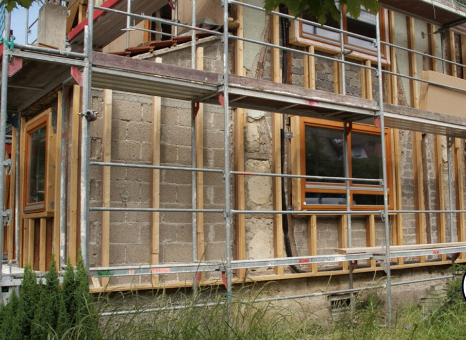Gerüst an Haus für Fassadendämmung | B+M HolzWelt