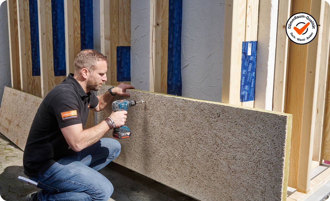 Mann bringt Platten für Fassadendämmung an | B+M HolzWelt