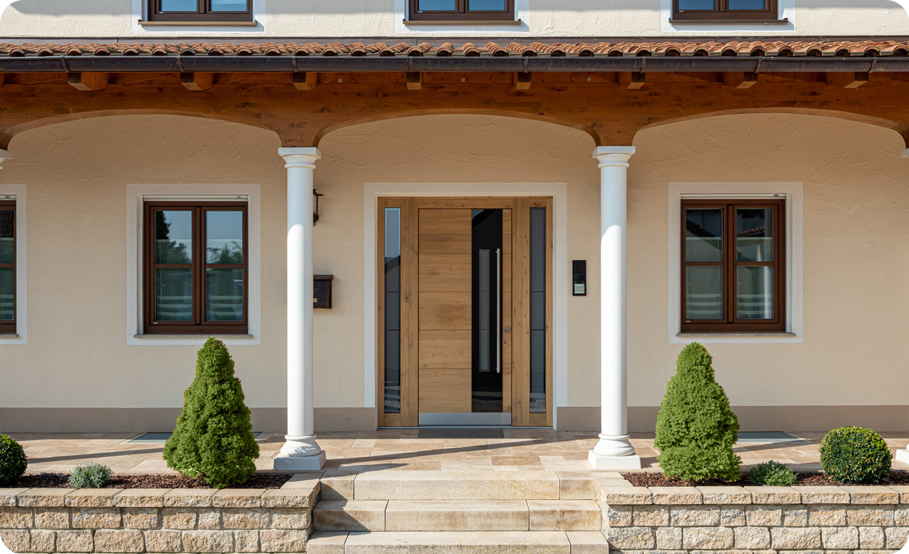 Moderne hellbraune Haustür vor Hauseingang | B+M HolzWelt
