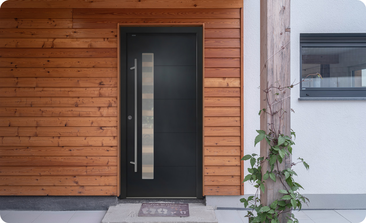 Dunkle und moderne Haustür mit Glaseinsatz | B+M HolzWelt