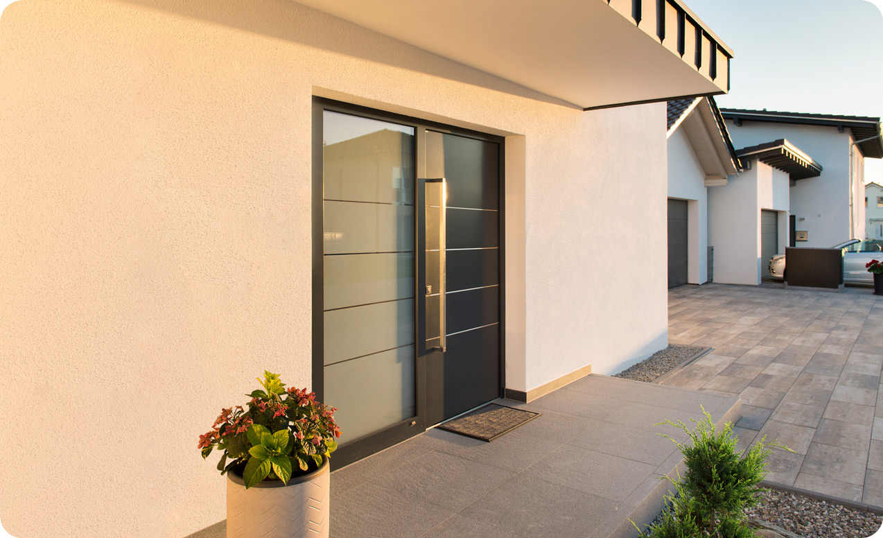 Stilvolle schwarze Haustür mit großem Seitenteil in modernem weißem Haus | B+M HolzWelt