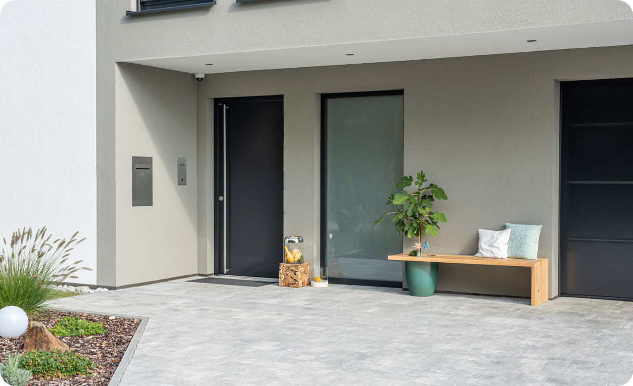 Haustür in anthrazit mit Stangengriff als seitliche Eingangstür in Haus | B+M HolzWelt