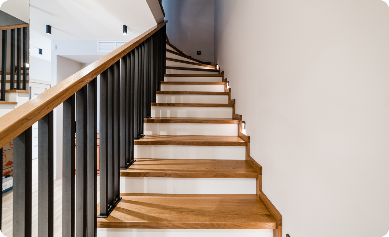 Moderner Treppenaufgang mit Holzstufen | B+M HolzWelt