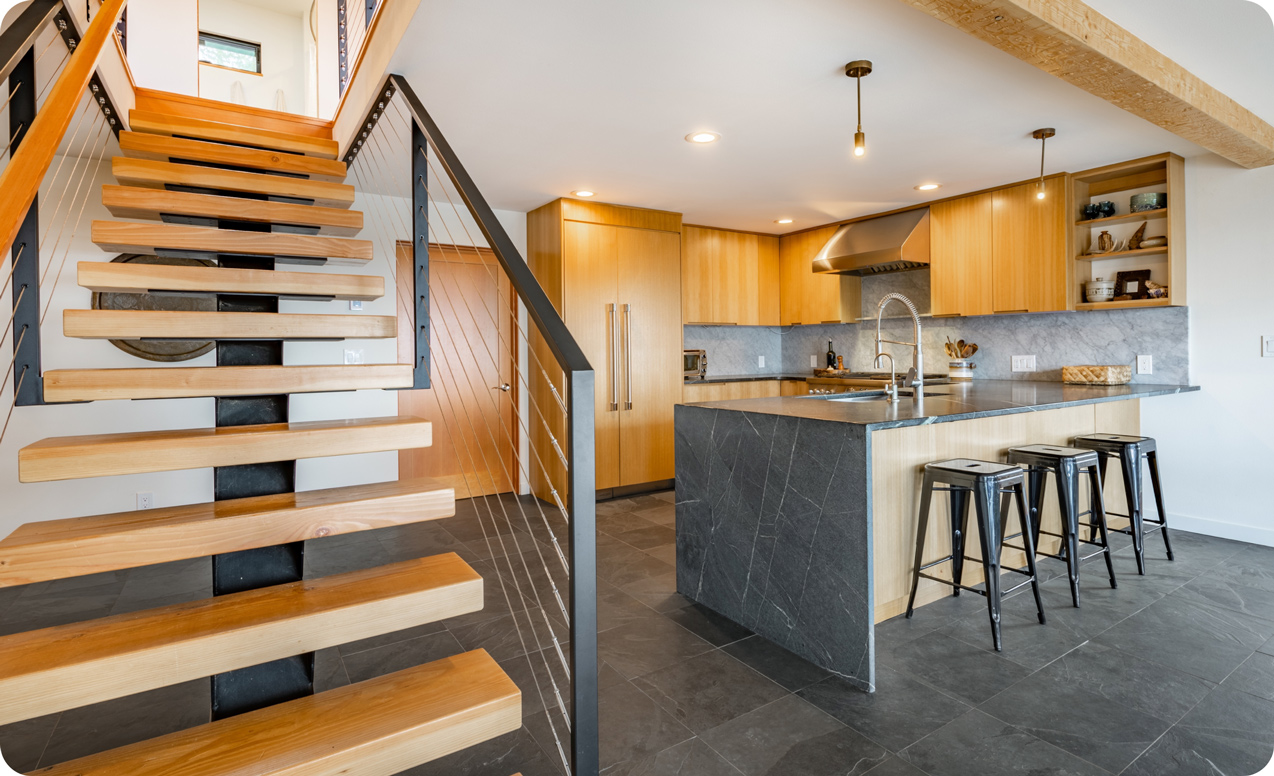 Rustikaler Wohnbereich mit Treppe | B+M HolzWelt